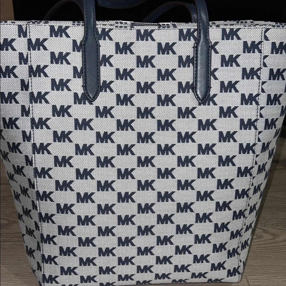 Michael Kors Navy and White Tote Bag - Picture 5 of 10